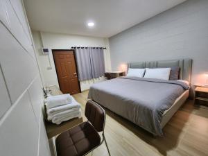 78sHometel Pattaya 102 SuperKing size Bed