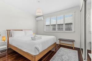 Spacious 3BR - Walk to Racecourse Rd and Portside!