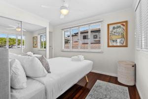 Spacious 3BR - Walk to Racecourse Rd and Portside!