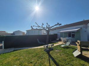 Maisons de vacances Agreable maisonnette avec jardin, piscine collective, proche mer - FR-1-194-291 : photos des chambres