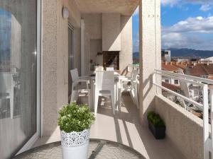 Apartment in Empuriabrava with canal view