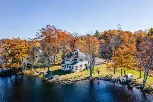 Lakeside 4BD Pushaw Lake Retreat - Bangor