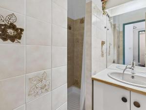 Studio Cabine Lumineux pour 4 au Grau dAgde avec Vue Piscine et Parking - FR-1-423-323