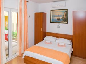 Apartments Anita-Triple room with terrace