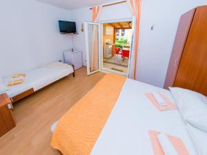 Apartments Anita-Triple room with terrace