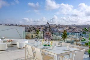 Luxury Penthouse in Swieqi with In and Outdoor Pool