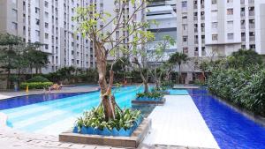 Cozy Stay and Tidy 1BR Green Bay Pluit Apartment By Travelio