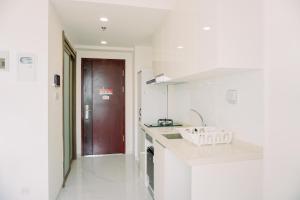 Wonderful and Strategic Studio Apartment Sky House Alam Sutera By Travelio