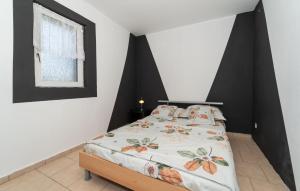 Cozy Apartment In Benkovac With Wifi