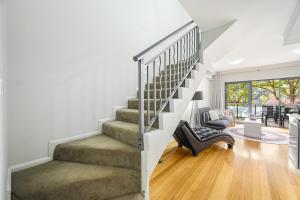 Comfy 2-bedroom 2-balcony apartment Close to CBD, Train and Metro easy reach