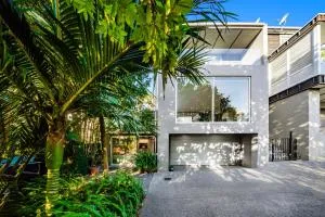 Luxury Home Nestled in Nature - Devonport