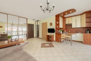 Jasny i Delikatny Apartament Sun Seasons 24 w Kołobrzegu by Noclegi Renters
