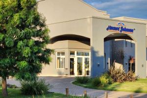 Howard Johnson Hotel & Resort Funes