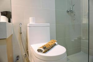 Comfort 1BR with Working Room at Daan Mogot City Apartment By Travelio