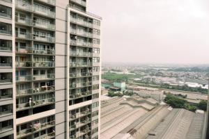 Comfort 1BR with Working Room at Daan Mogot City Apartment By Travelio