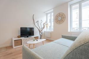 Very nice apartment for 4 people, free parking at Macon Park