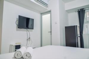 Minimalist Studio Room at Urbantown Serpong Apartment By Travelio