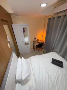 Spacious pool view at Mall of Asia 100mb Netflix