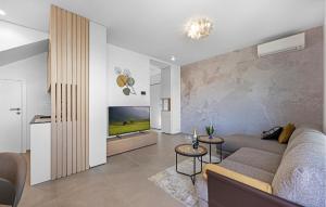 Stunning Apartment In Brodarica 