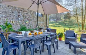 Maisons de vacances 5 Bedroom Awesome Home In Villedieu-Les-Poeles : photos des chambres