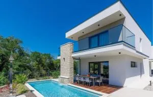 Awesome Home In Basanija With Kitchen - Bašanija