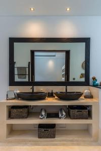 Villa Marlon - Sleek & Sophisticated 3 BR Villa in Seminyak