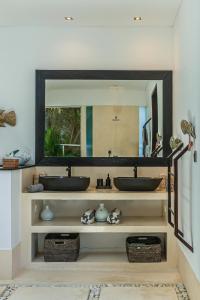 Villa Marlon - Sleek & Sophisticated 3 BR Villa in Seminyak