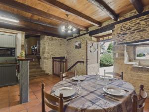 Maisons de vacances Maison de campagne pour 6 avec piscine et jardin : photos des chambres