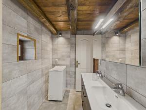 Maisons de vacances Maison de campagne pour 6 avec piscine et jardin : photos des chambres