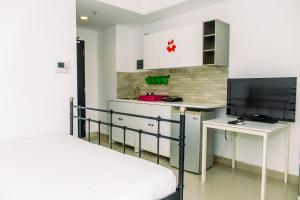 Nice and Cozy Studio at Paramount Skyline Serpong Apartment By Travelio