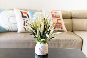 2br-Vibrant Home-Sunrise North-D7-Hanas Apart