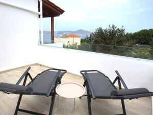 Astra Viollonette- cozy with sea view and shared pool near the beach -BY APOKORONAS VILLAS