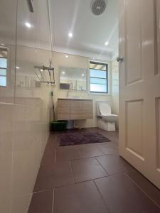 Comfortable Queen Room in Spacious House with Backyard - GA3