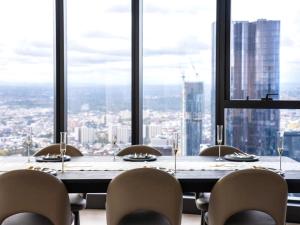 Top CBD Skyline Luxury 2 Beds, 2 Baths Free Parking