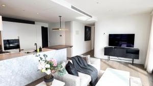 Top CBD Skyline Luxury 2 Beds, 2 Baths Free Parking