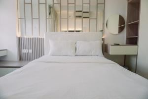 Homey and Cozy Stay Studio Belmont Residence Puri Apartement By Travelio
