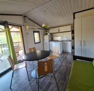 Maisons de vacances Chalet climatise, piscine, nature : photos des chambres