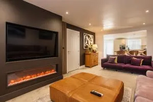 New Detached 3 Bed Luxe House on Exclusive Private Estate Close to Coast . Sleeps 6 - 纽林