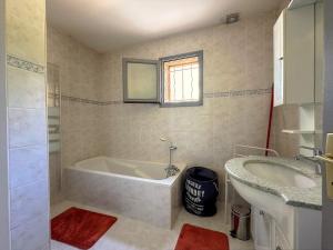 Villas Charmante villa avec piscine et calme, Regusse : photos des chambres