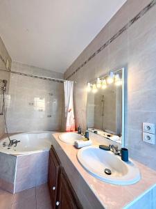 NICE, Exceptional Sea View, Top Floor, Parking