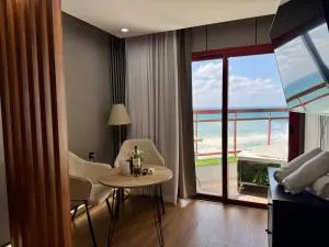 קו המים-אמבט ספא במרפסת על הים, בית קפה בלובי Waterline studio sea view Spa tub on the balcony - Netanya