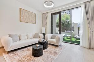 Vibrant 1BR With Airy Patio, Beach, Pool and Gym Access - 4hvězdičkové hotely ve městě Dubaj