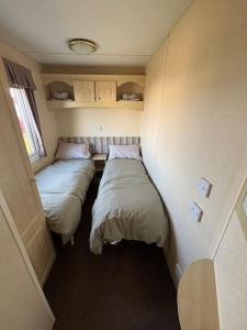Hadrians Field 120 - Coastfields - WiFi, pet friendly, bed linen - Meadow Lakes Caravan & Lodge Hire