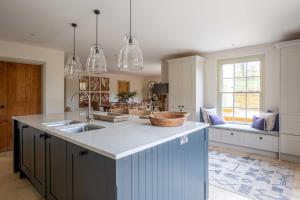 Willowbrook House- A luxurious countryside retreatin an idyllic & desirable location close to Soho Farmhouse and lots of Cotswold attractions - Dogs welcome