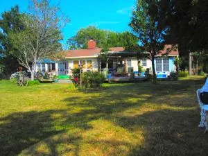 Waterfront Rental with Lovely Gardens for a Weekend Getaway near Annapolis, Maryland - Pasadena