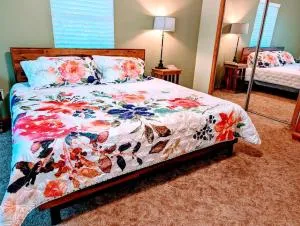 Enormous Luxury Cabin Overlooking Lush Virginia Forest - Chatham