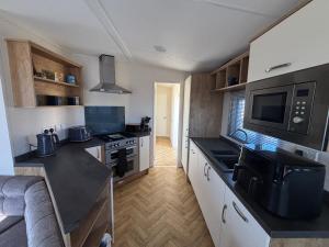 Wildflower Meadows 5 - Golden Anchor - Central Heating, Wi-Fi, bed linen - Meadow Lakes Caravan & Lodge Hire