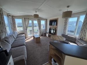 Wildflower Meadows 5 - Golden Anchor - Central Heating, Wi-Fi, bed linen - Meadow Lakes Caravan & Lodge Hire