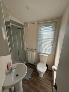 Wildflower Meadows 5 - Golden Anchor - Central Heating, Wi-Fi, pet friendly, bed linen - Meadow Lakes Caravan & Lodge Hire