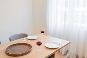 Spacious apt with 2 beds and 2 baths in Pagrati